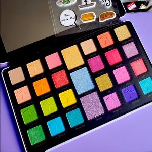 💋FRIENDS x Makeup Revolution Customizable Palette with Stickers